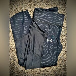 Under Armour Black Compression Capri Leggings with Zipper Pockets- Size Large